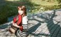 他的舌头探进蜜源毛毛虫说